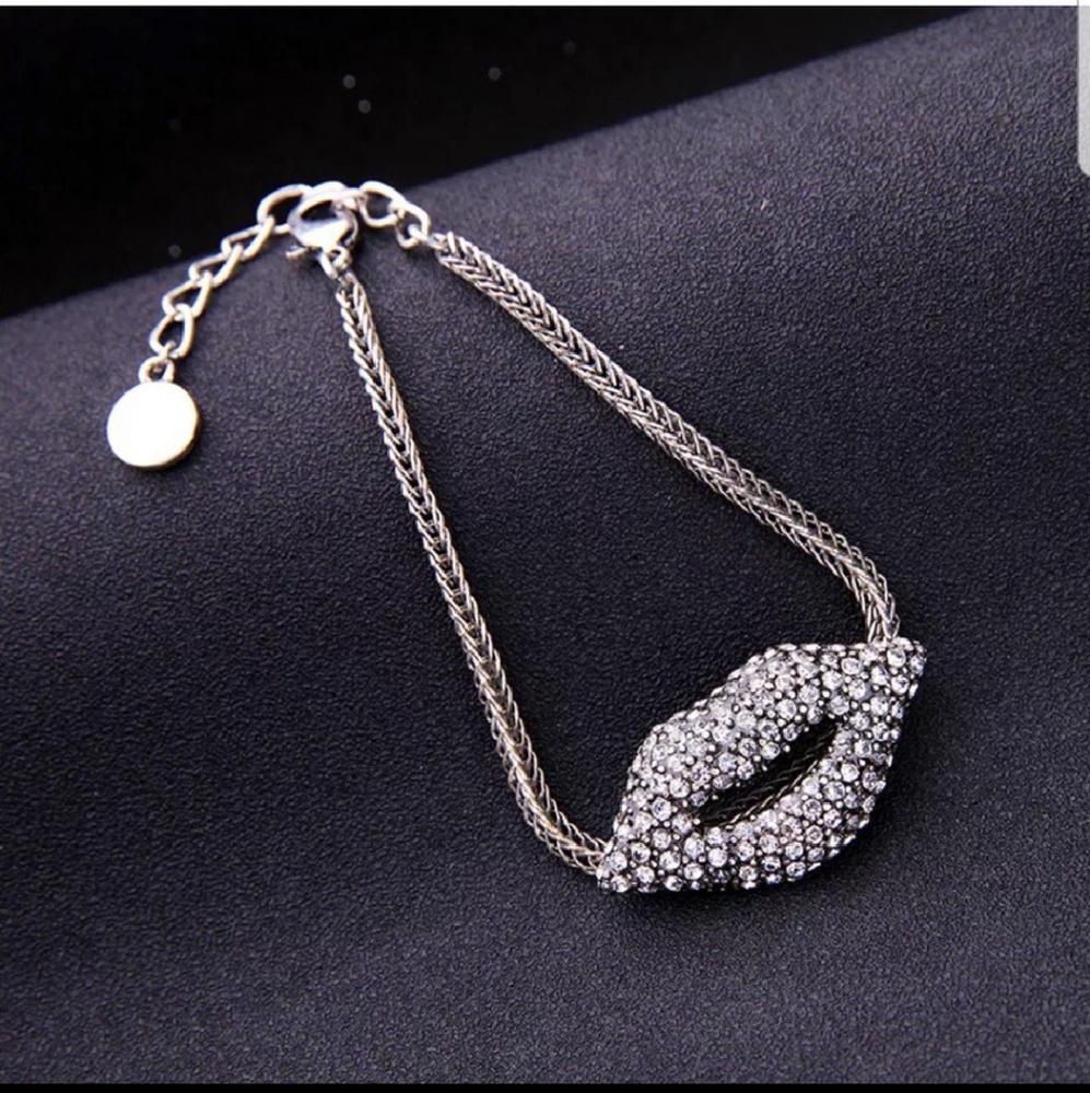 Crystal lips silver bracelet